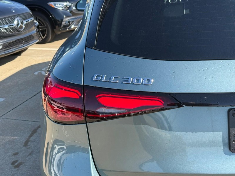 Mercedes-Benz GLC Vehicle Full-screen Gallery Image 4