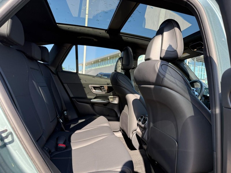 Mercedes-Benz GLC Vehicle Full-screen Gallery Image 7
