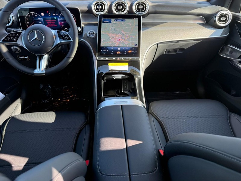 Mercedes-Benz GLC Vehicle Full-screen Gallery Image 8