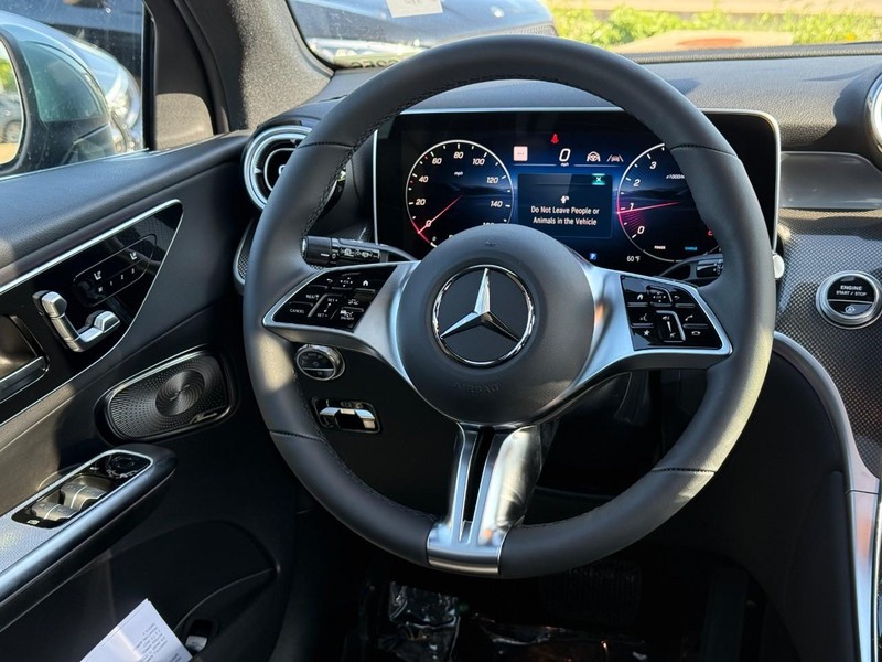 Mercedes-Benz GLC Vehicle Full-screen Gallery Image 9