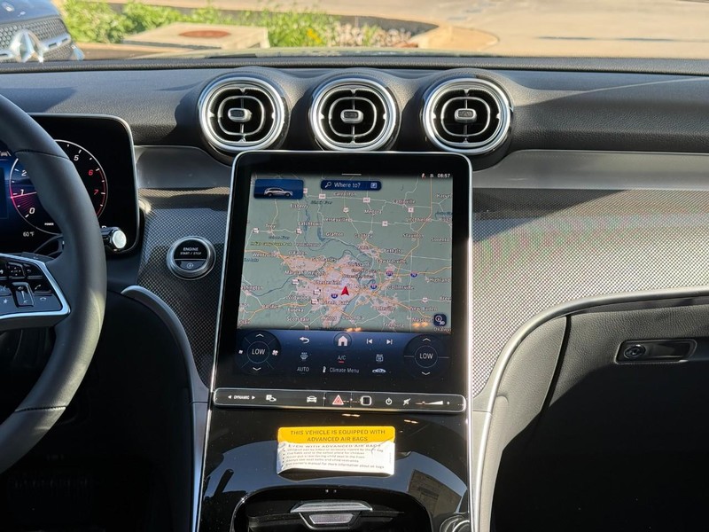 Mercedes-Benz GLC Vehicle Full-screen Gallery Image 10