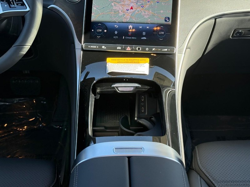 Mercedes-Benz GLC Vehicle Full-screen Gallery Image 11