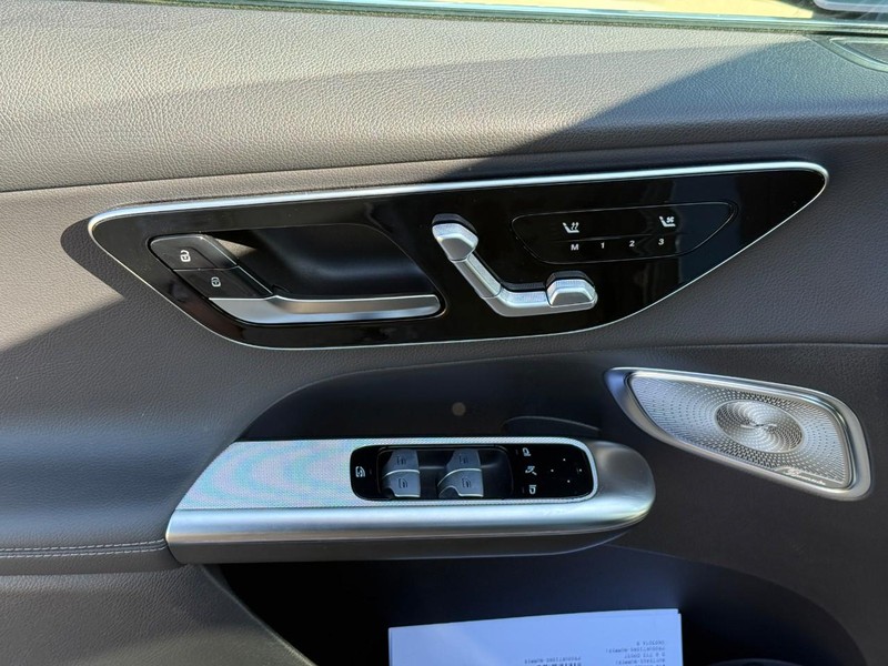 Mercedes-Benz GLC Vehicle Full-screen Gallery Image 12
