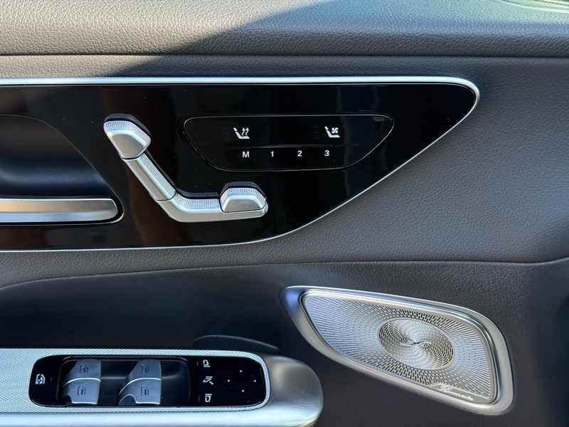 Mercedes-Benz GLC Vehicle Full-screen Gallery Image 13