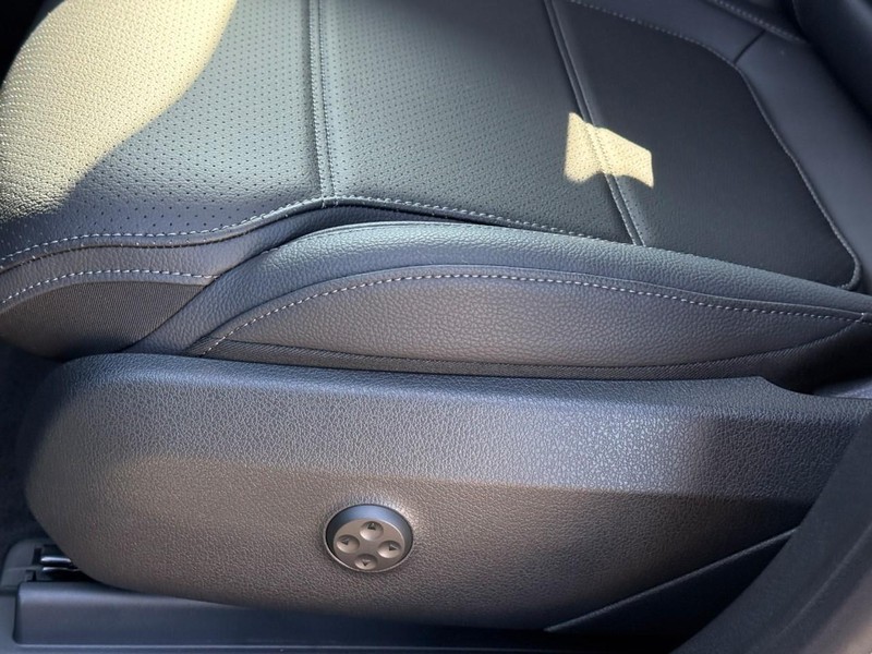 Mercedes-Benz GLC Vehicle Full-screen Gallery Image 15