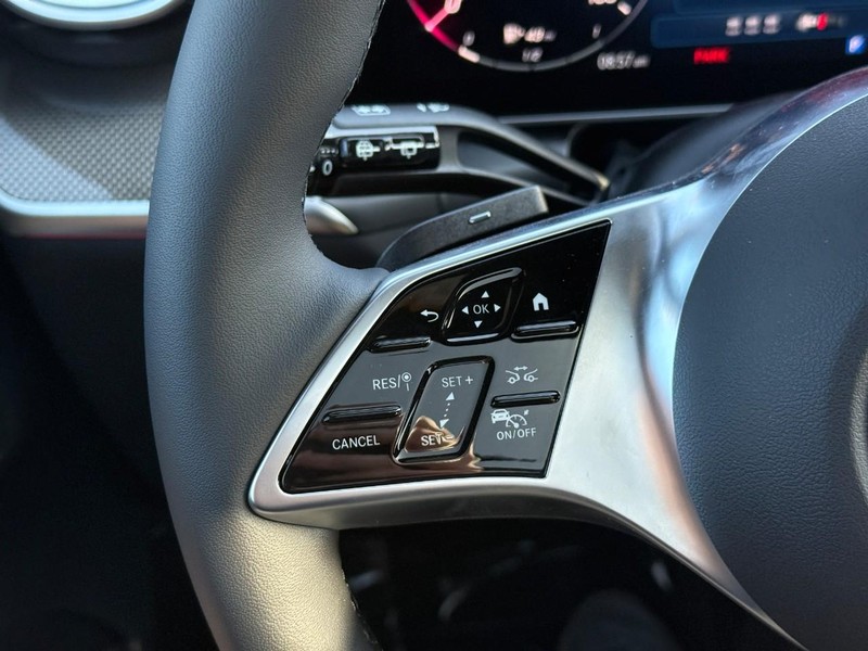 Mercedes-Benz GLC Vehicle Full-screen Gallery Image 16