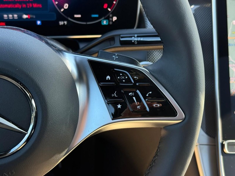 Mercedes-Benz GLC Vehicle Full-screen Gallery Image 17