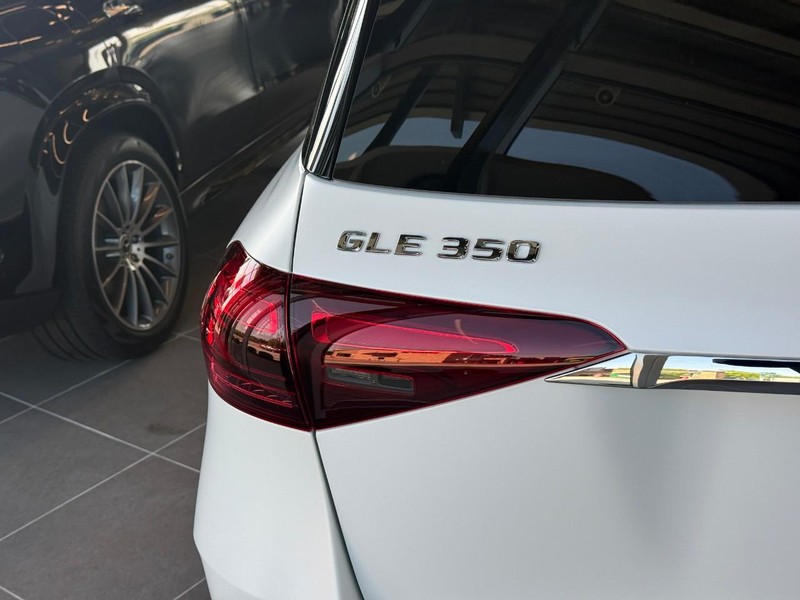 Mercedes-Benz GLE Vehicle Full-screen Gallery Image 4