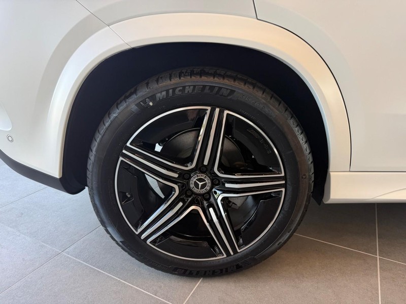 Mercedes-Benz GLE Vehicle Full-screen Gallery Image 6