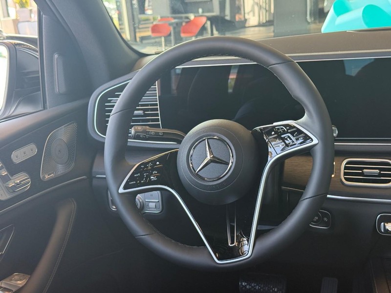 Mercedes-Benz GLE Vehicle Full-screen Gallery Image 9