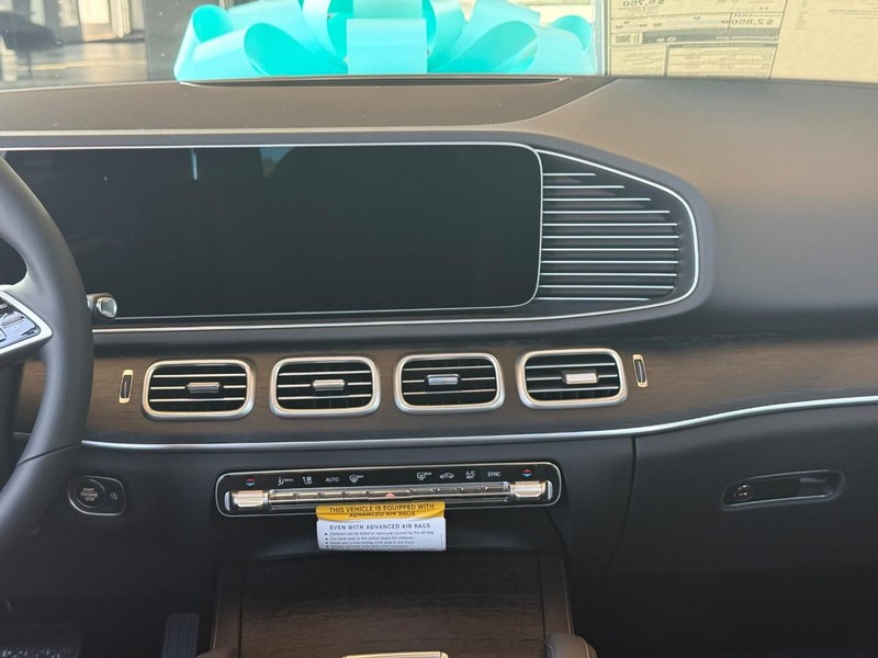 Mercedes-Benz GLE Vehicle Full-screen Gallery Image 10