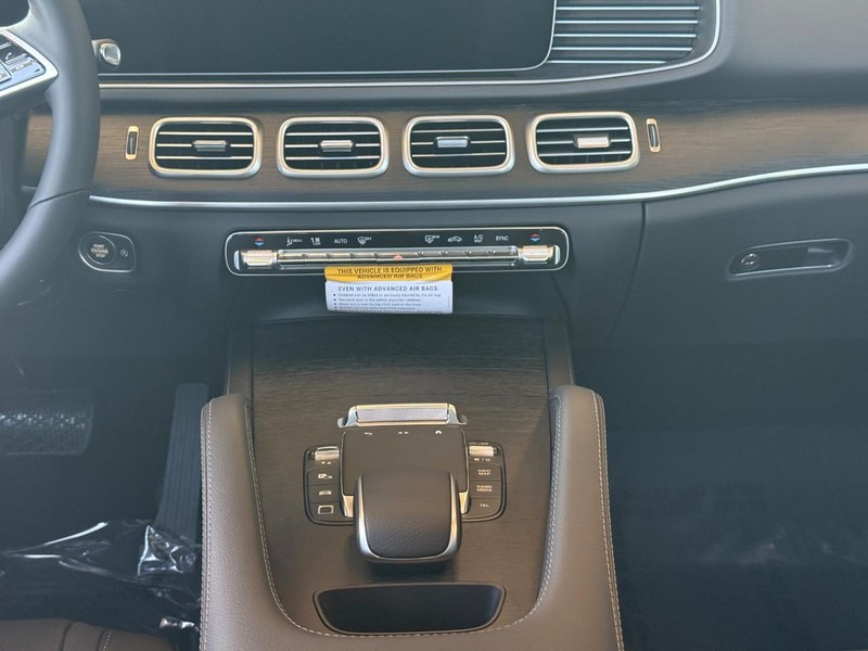 Mercedes-Benz GLE Vehicle Full-screen Gallery Image 11