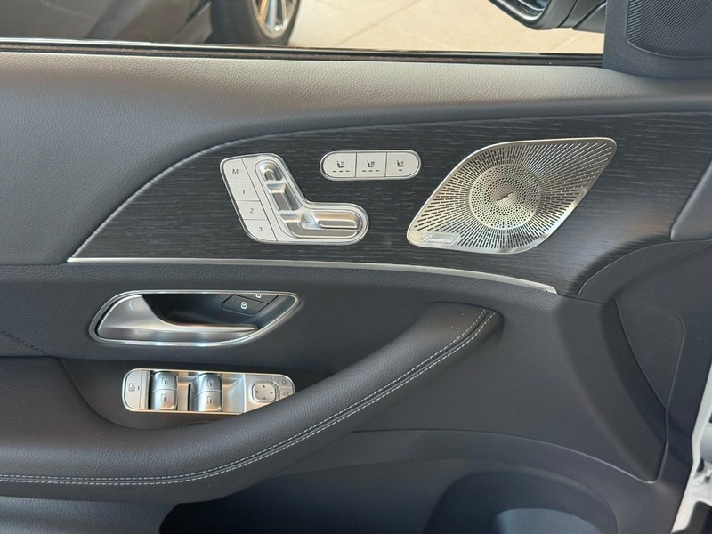 Mercedes-Benz GLE Vehicle Full-screen Gallery Image 12