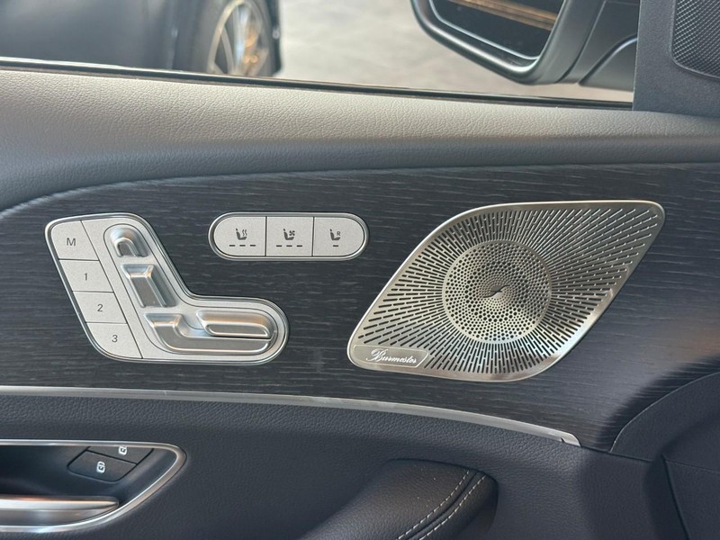 Mercedes-Benz GLE Vehicle Full-screen Gallery Image 13
