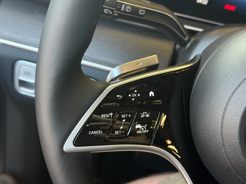 Mercedes-Benz GLE Vehicle Full-screen Gallery Image 15