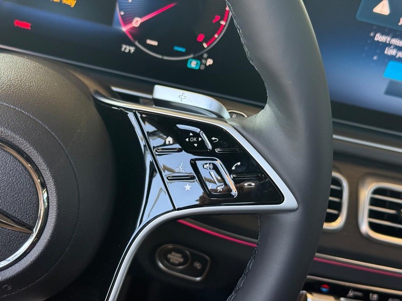 Mercedes-Benz GLE Vehicle Full-screen Gallery Image 16