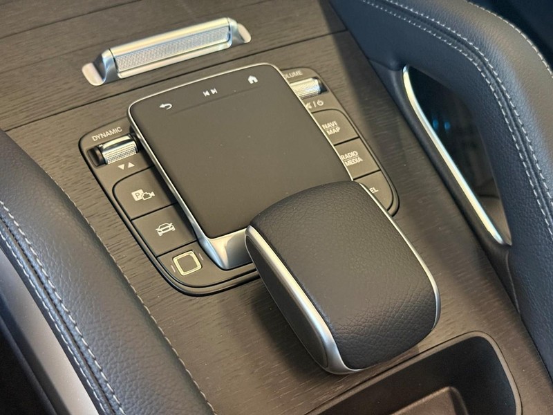 Mercedes-Benz GLE Vehicle Full-screen Gallery Image 17