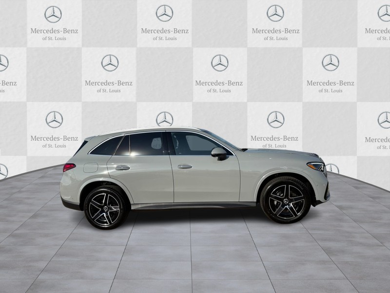 Mercedes-Benz GLC Vehicle Full-screen Gallery Image 2