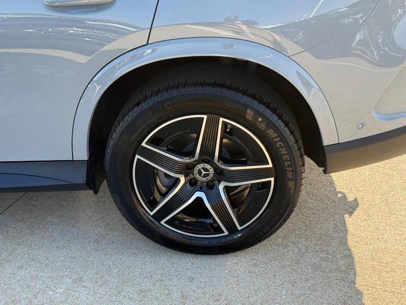 Mercedes-Benz GLC Vehicle Full-screen Gallery Image 4