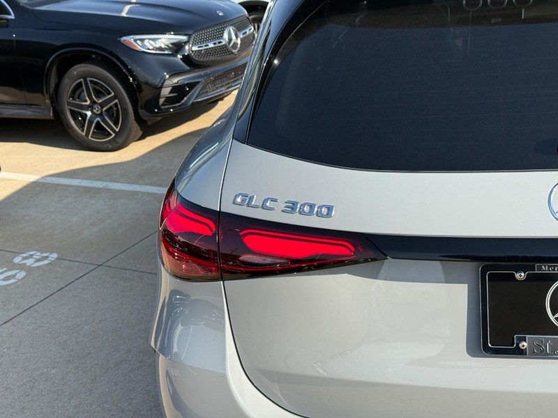 Mercedes-Benz GLC Vehicle Full-screen Gallery Image 5