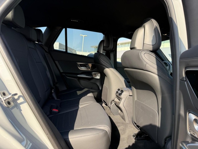 Mercedes-Benz GLC Vehicle Full-screen Gallery Image 7