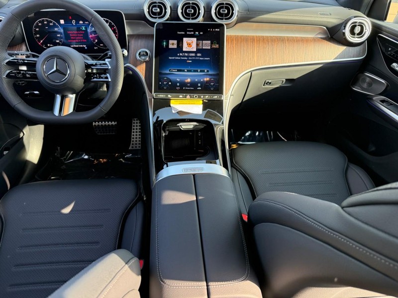 Mercedes-Benz GLC Vehicle Full-screen Gallery Image 8