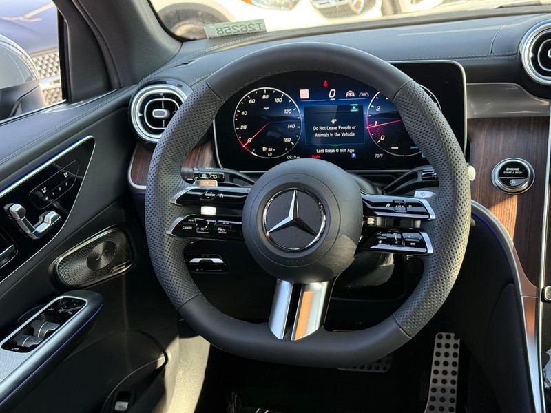 Mercedes-Benz GLC Vehicle Full-screen Gallery Image 9