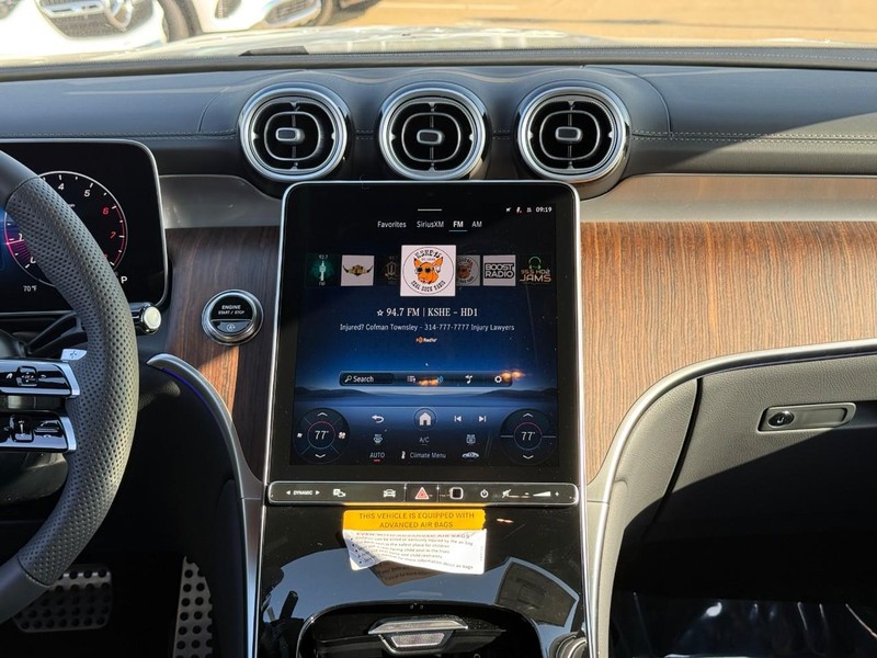 Mercedes-Benz GLC Vehicle Full-screen Gallery Image 10