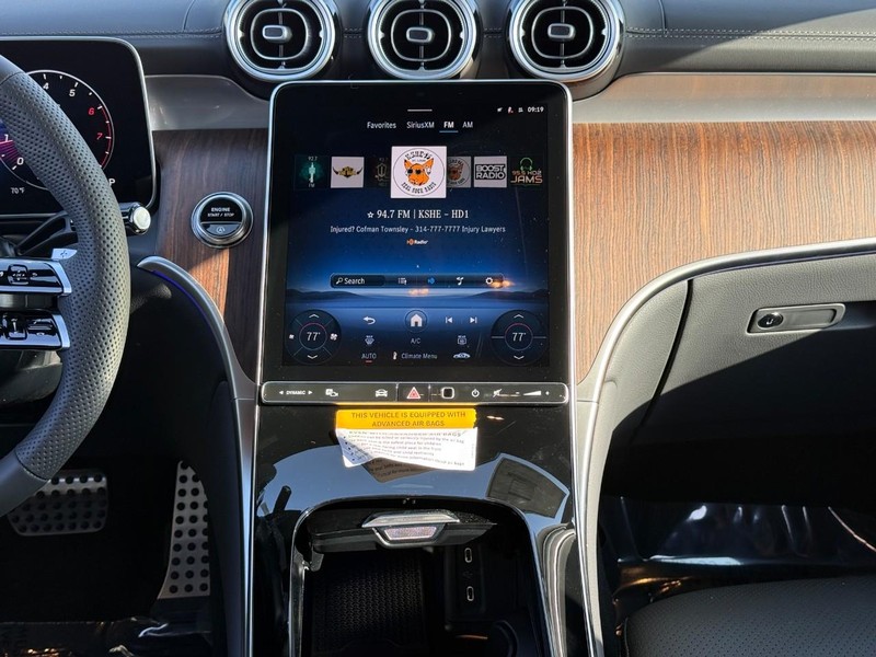 Mercedes-Benz GLC Vehicle Full-screen Gallery Image 11