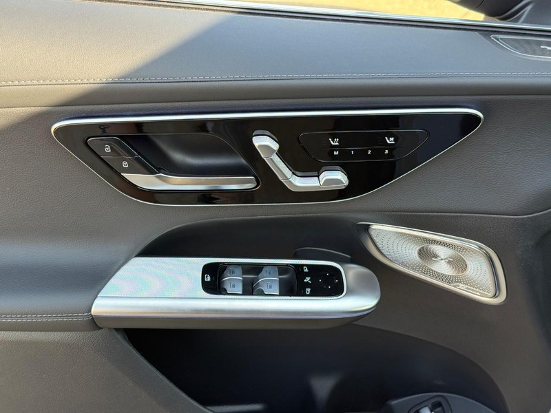 Mercedes-Benz GLC Vehicle Full-screen Gallery Image 12