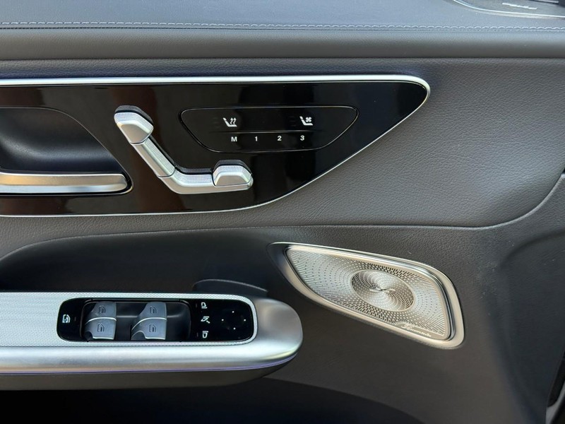 Mercedes-Benz GLC Vehicle Full-screen Gallery Image 13