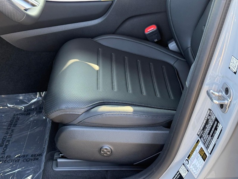 Mercedes-Benz GLC Vehicle Full-screen Gallery Image 14