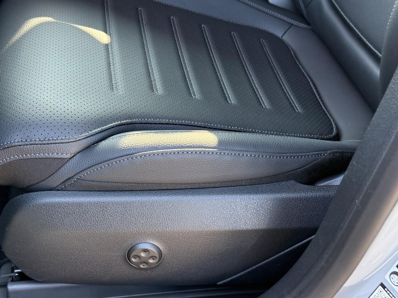 Mercedes-Benz GLC Vehicle Full-screen Gallery Image 15