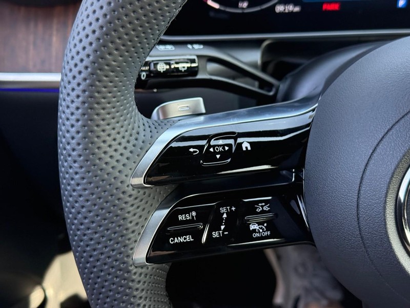 Mercedes-Benz GLC Vehicle Full-screen Gallery Image 17