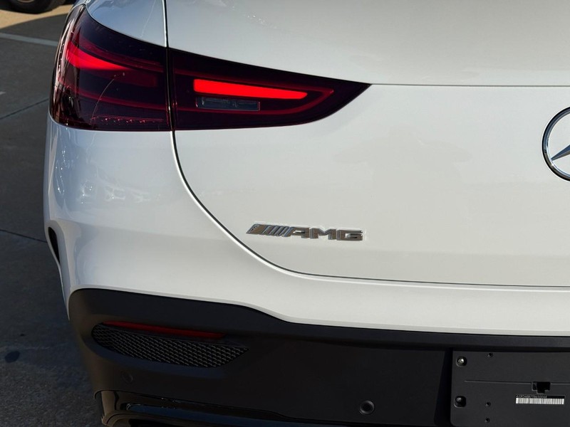 Mercedes-Benz GLE Vehicle Full-screen Gallery Image 4