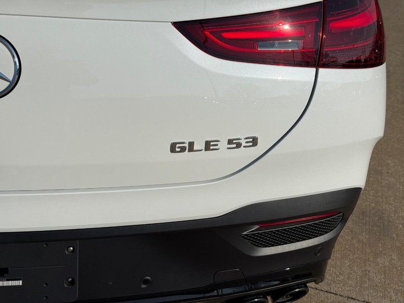 Mercedes-Benz GLE Vehicle Full-screen Gallery Image 5