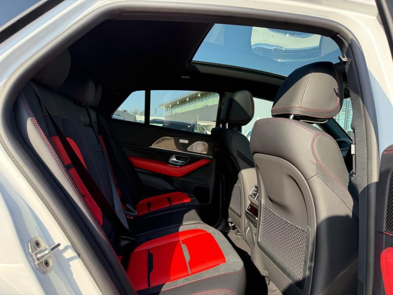 Mercedes-Benz GLE Vehicle Full-screen Gallery Image 6