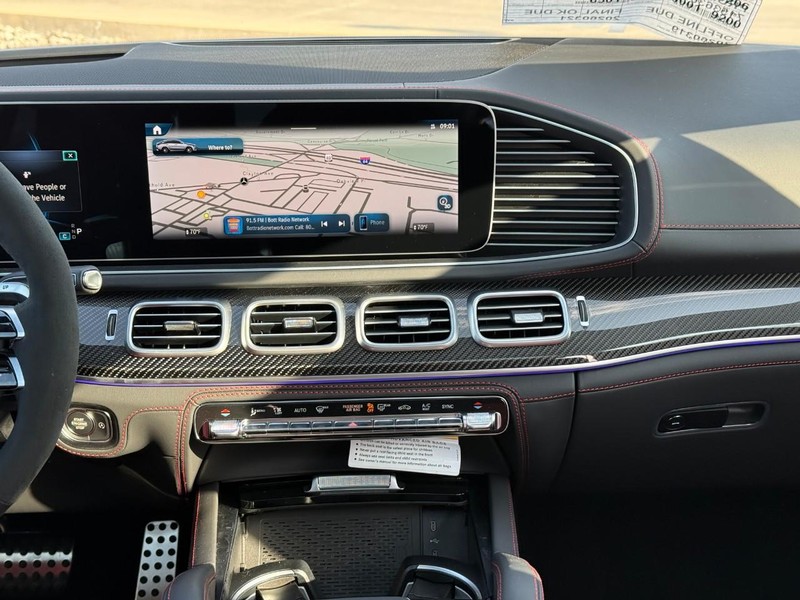 Mercedes-Benz GLE Vehicle Full-screen Gallery Image 9