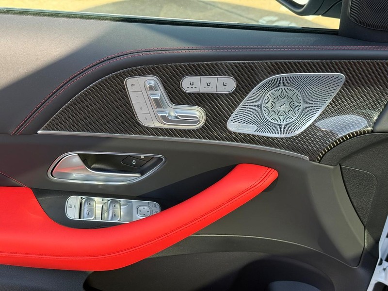 Mercedes-Benz GLE Vehicle Full-screen Gallery Image 11