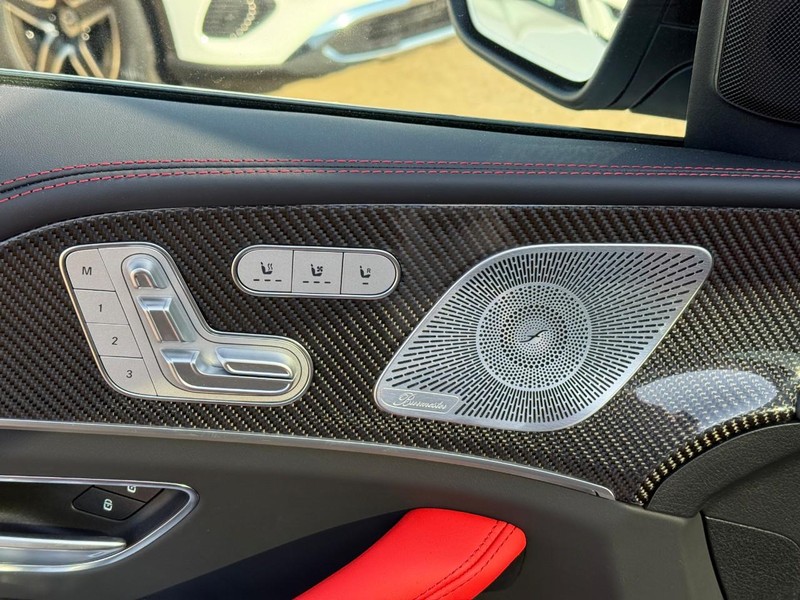 Mercedes-Benz GLE Vehicle Full-screen Gallery Image 12