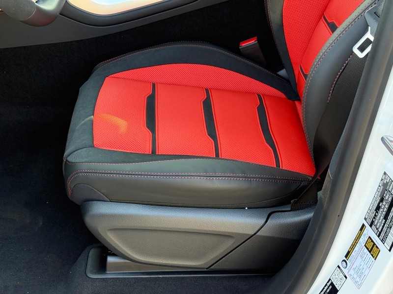 Mercedes-Benz GLE Vehicle Full-screen Gallery Image 13