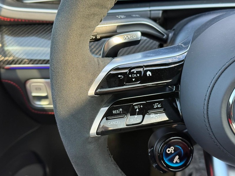 Mercedes-Benz GLE Vehicle Full-screen Gallery Image 14