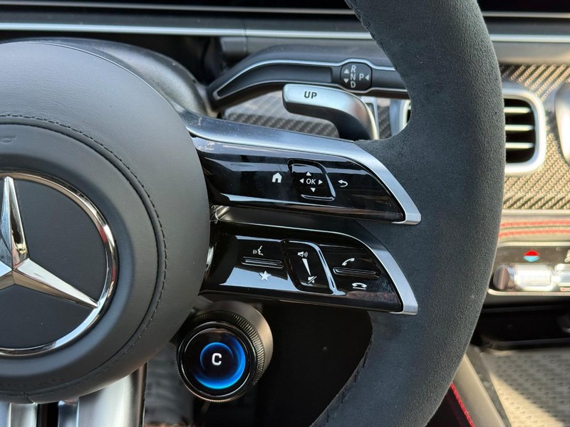 Mercedes-Benz GLE Vehicle Full-screen Gallery Image 15