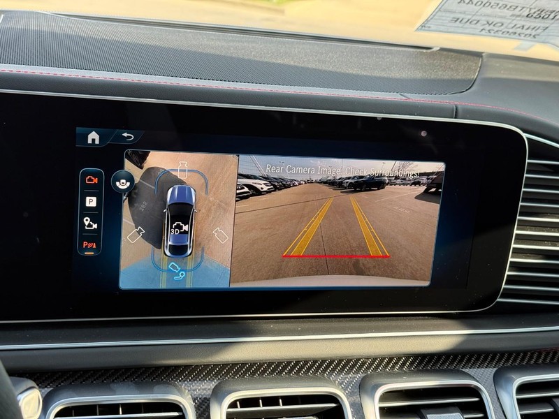 Mercedes-Benz GLE Vehicle Full-screen Gallery Image 16