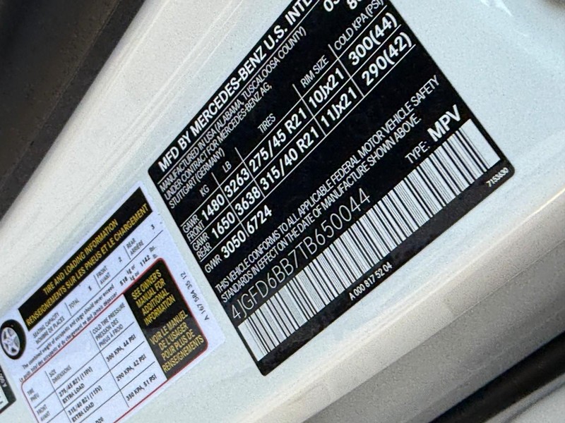 Mercedes-Benz GLE Vehicle Full-screen Gallery Image 17