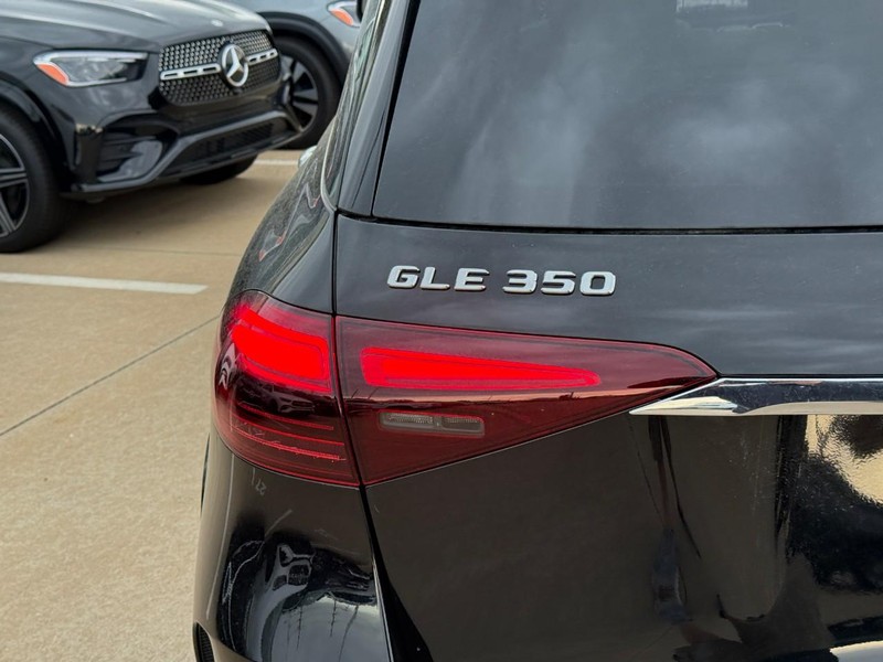 Mercedes-Benz GLE Vehicle Full-screen Gallery Image 5