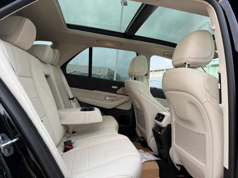 Mercedes-Benz GLE Vehicle Full-screen Gallery Image 8