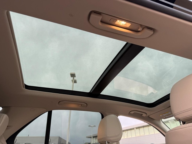 Mercedes-Benz GLE Vehicle Full-screen Gallery Image 9
