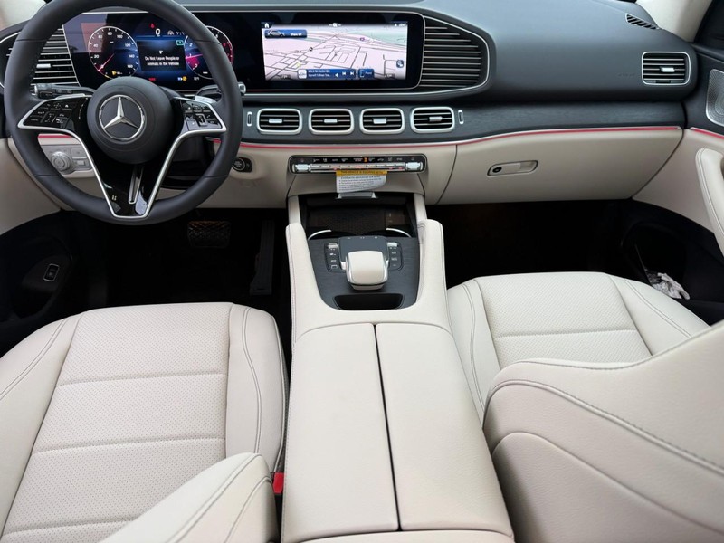 Mercedes-Benz GLE Vehicle Full-screen Gallery Image 10