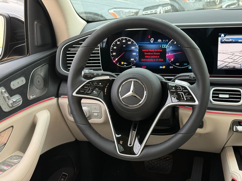 Mercedes-Benz GLE Vehicle Full-screen Gallery Image 11